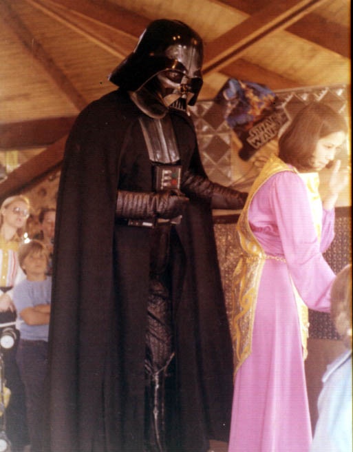 an image of Darth Vader at the Lake Buena Vista Village in 1977. Image courtesy Disney Avenue. https://disneyavenue.wordpress.com/2015/04/28/darth-vaders-very-first-visit-to-walt-disney-world-1977/